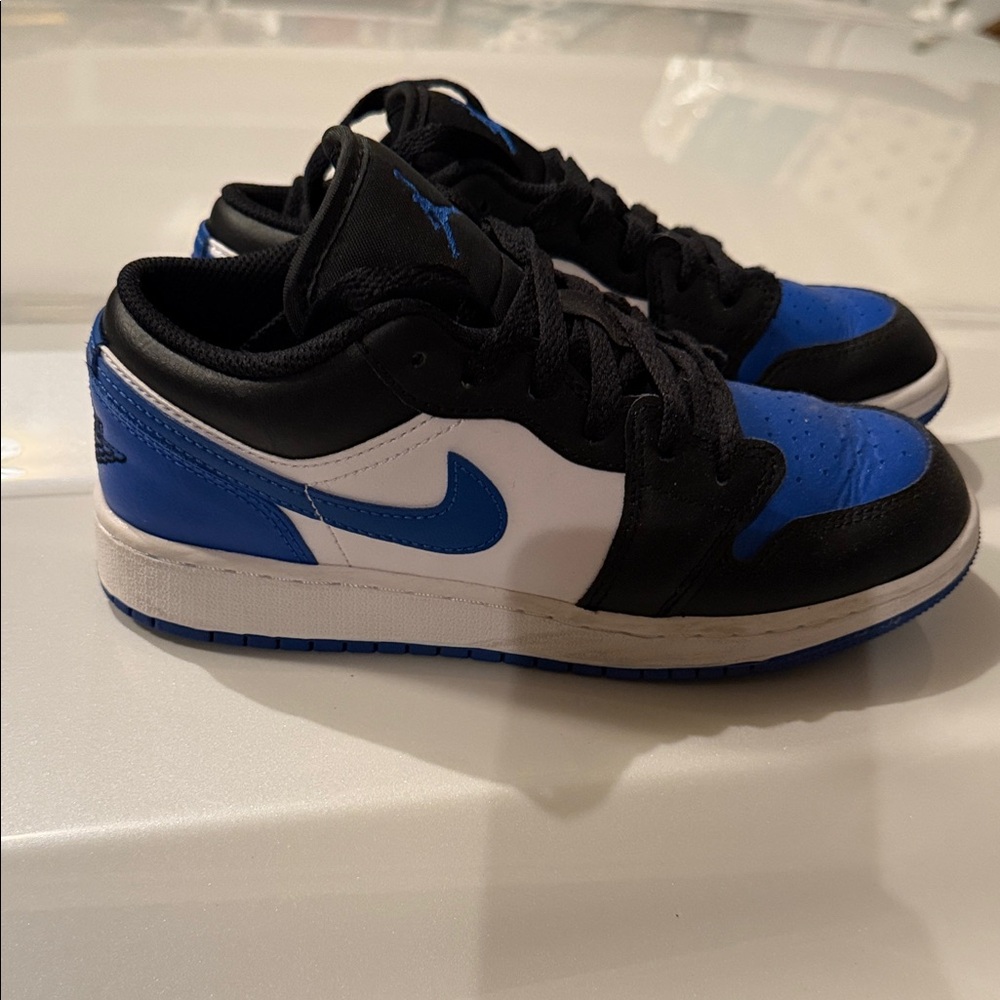 Excellent Condition Jordan’s - Black and Blue Sneakers